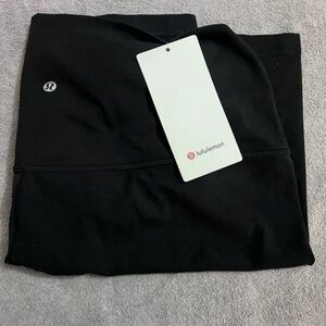 Lululemon athletica Women
Black Shorts: Align SHR Short
10inches NWT lululemon